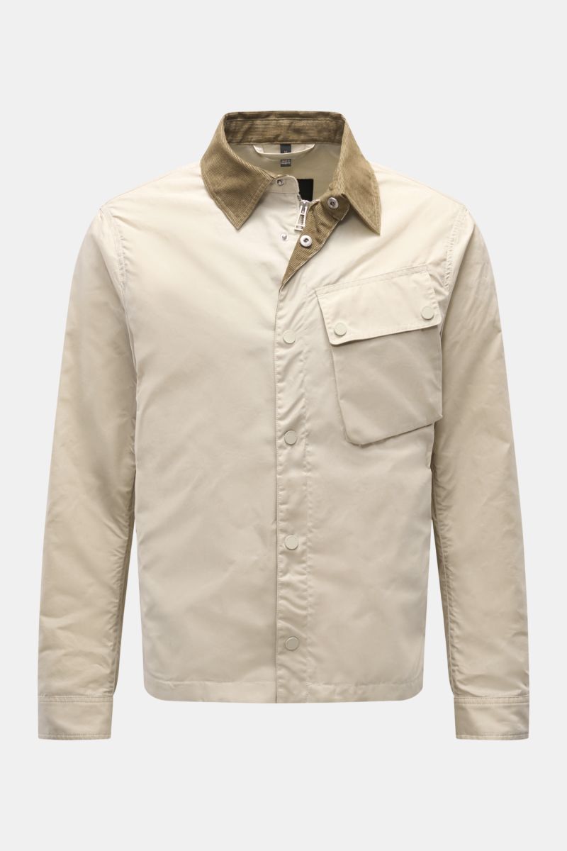 Belstaff Jacke 'Ground' creme/taupe im Slim Fit, von vorne fotografiert, mit gewachster Baumwolle, Cordkragen, Brusttasche und Druckknöpfen.