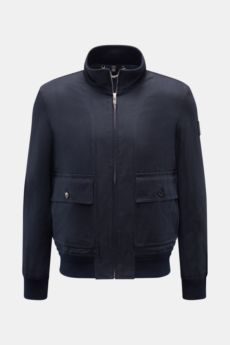 Belstaff Blouson 'Helston' navy in Frontansicht, wasserabweisend, Slim Fit, Leinen-Baumwoll-Twill, Stehkragen, Front- und Eingrifftaschen.