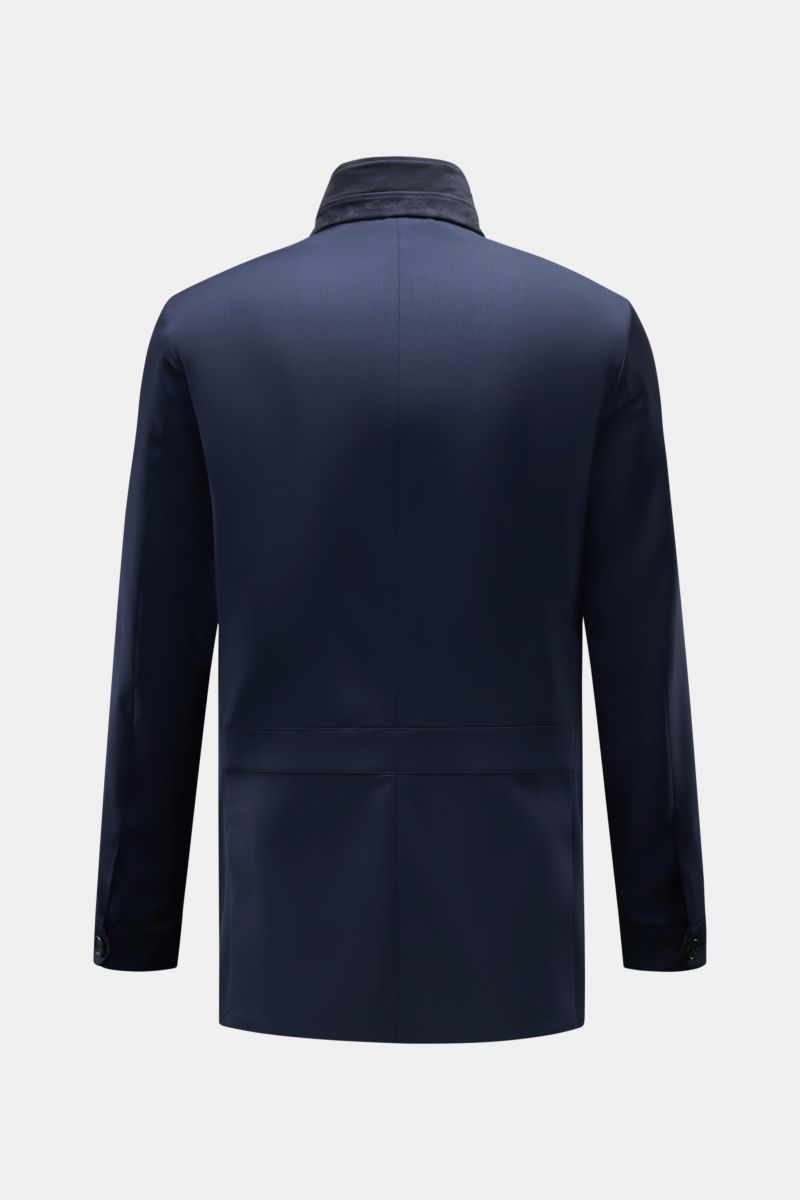 Mandelli Jacke navy, Rückansicht, Slim Fit aus reiner Schurwolle, glatter Griff, Stehkragen, zwei-Wege-Reißverschluss, Knopfärmeln, halb gefüttert, zwei Innentaschen.