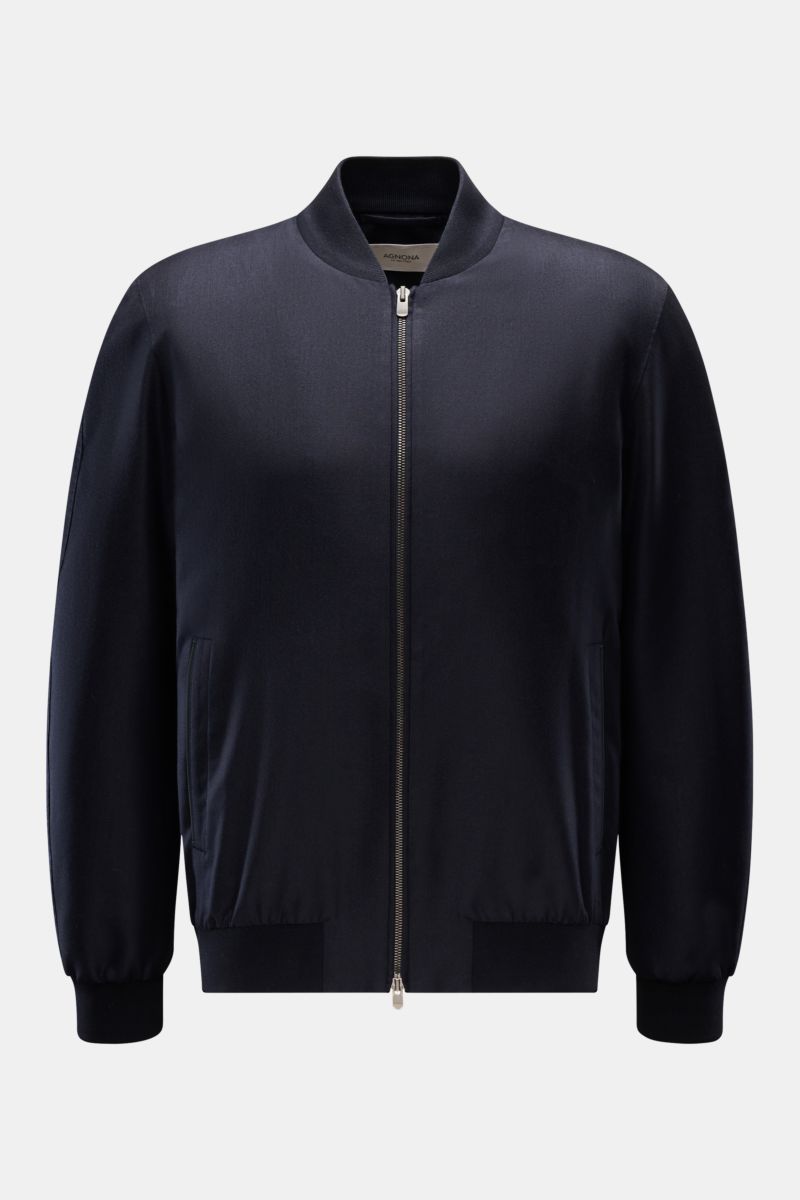 Agnona Blouson navy, frontal fotografiert, Slim Fit Cashmere-Seiden-Blouson mit Rippstrick-Bund, zwei Lederpaspel-Taschen, Zwei-Wege-Reißverschluss.