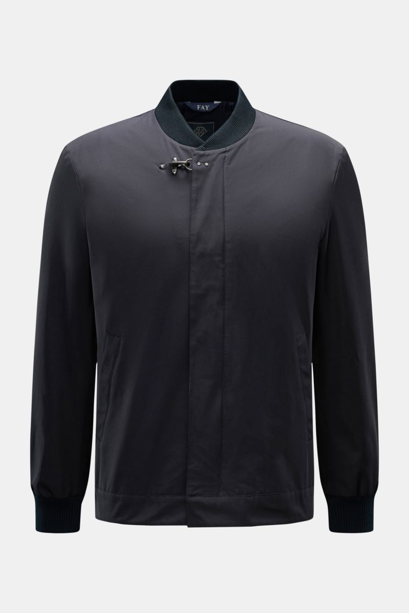 Fay Blouson navy, frontal fotografiert, Slim Fit Blouson aus Microfaser-Baumwoll-Mix mit klassischem Rippstrickkragen, zwei Wege Reißverschluss, Windblende mit Druckknöpfen, Karabinerverschluss, schräge Leistentaschen, elastische Ärmelbündchen und Innenta