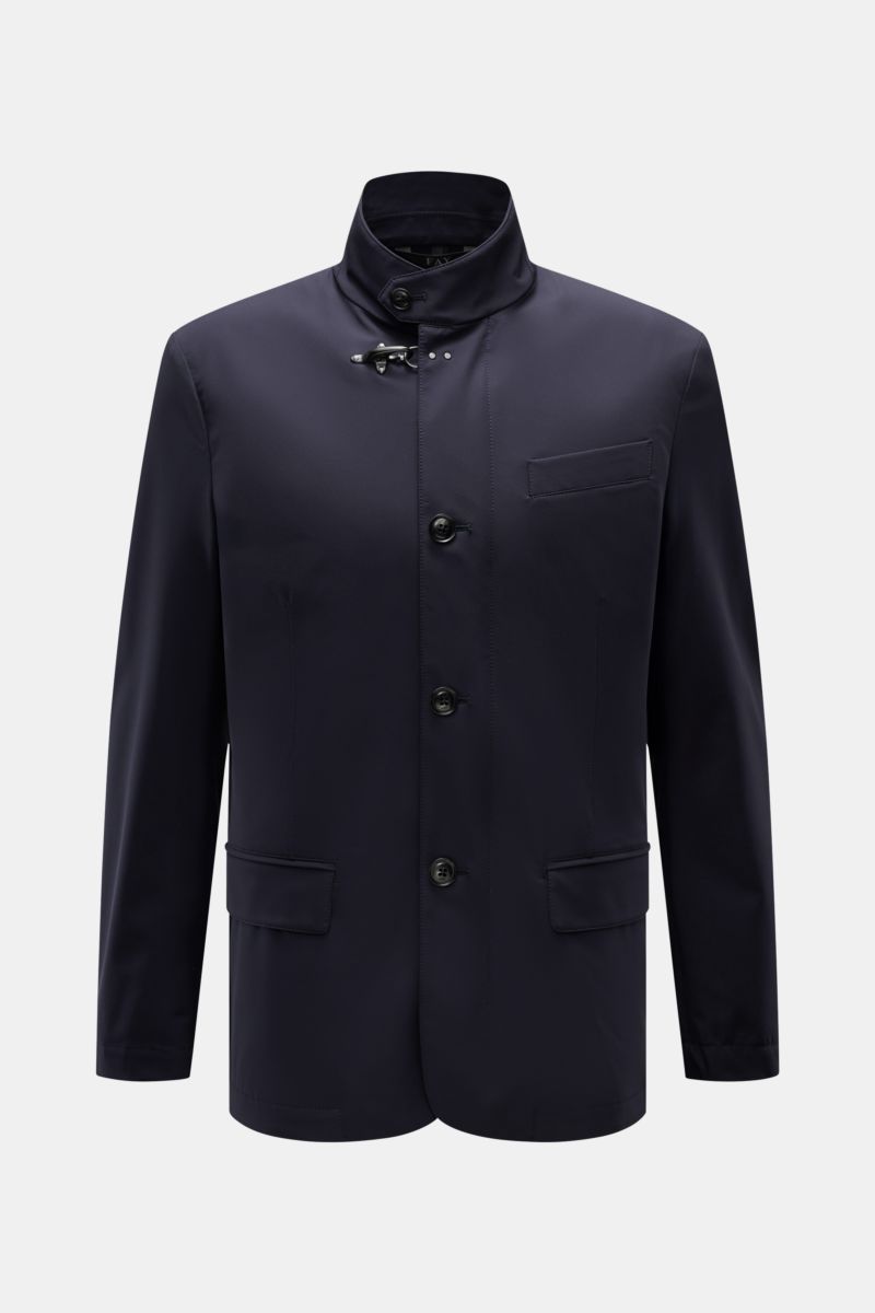 Fay Jacke 'Duty Jacket' navy, frontale Ansicht, Slim Fit Microfaser mit Stehkragen, Karabinerverschluss, Brust- und Hüfttaschen, halb gefüttert.
