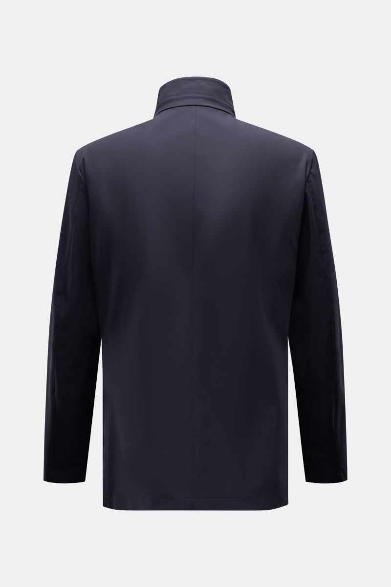 Fay Jacke 'Duty Jacket' navy, Rückansicht, Slim Fit, leichter Microfaserstoff, Stehkragen, zwei-Wege-Reißverschluss, Karabinerverschluss, halb gefüttert.
