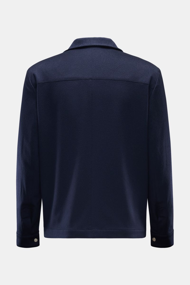 Brunello Cucinelli Cashmere Jacke navy shown from the back in slim fit with variable collar, buttoned cuffs, and soft pure cashmere fabric. 