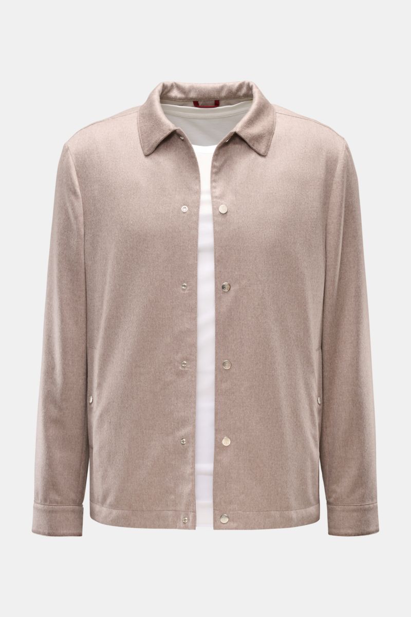 Brunello Cucinelli Cashmere Overshirt sand meliert, Slim Fit, reiner Cashmere, weich, halb gefüttert, Umlegekragen, Fronttaschen, Knopfmanschetten, sechs Knöpfe, zwei Innentaschen, Frontansicht.