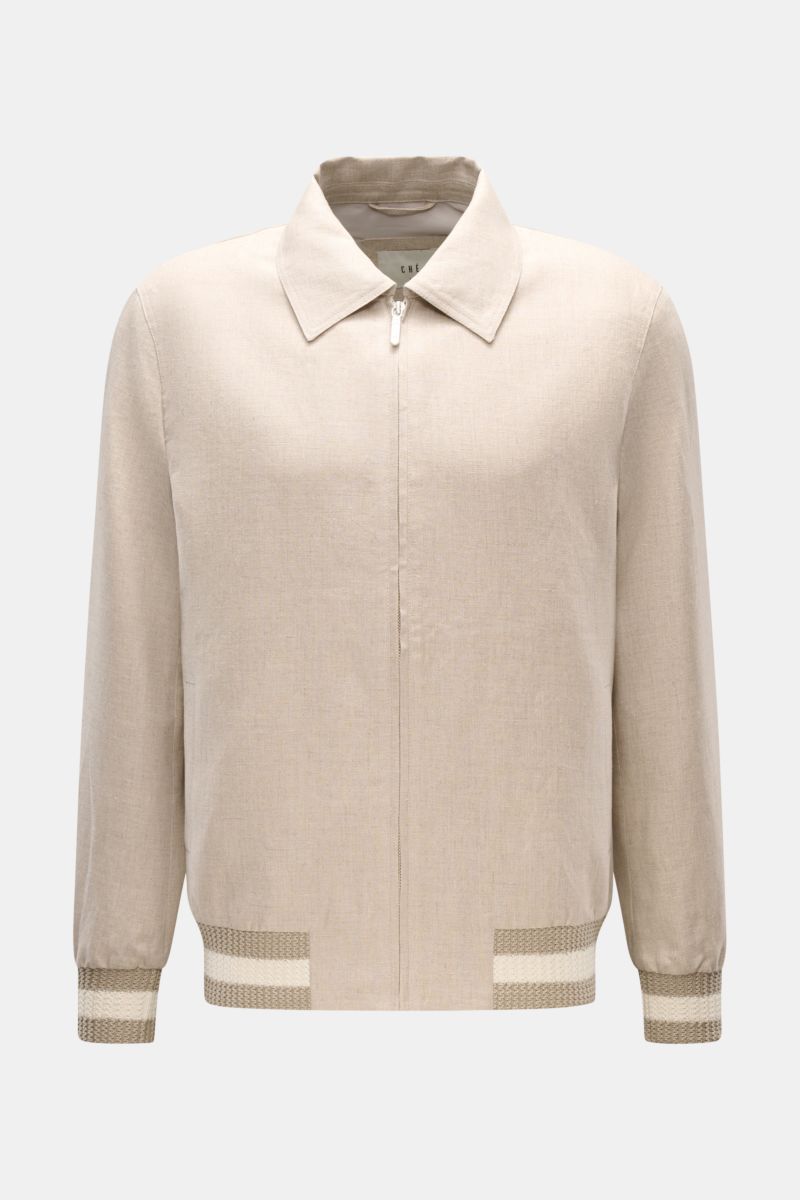 Ché Blouson 'Benito' beige meliert, frontal fotografiert, aus leicht griffigem reinem Leinen mit Slim Fit, Umlegekragen, robustem Reißverschluss, paspelierte Fronttaschen, elastischen Saum- und Ärmelbündchen, halb gefüttert und zwei Innentaschen.