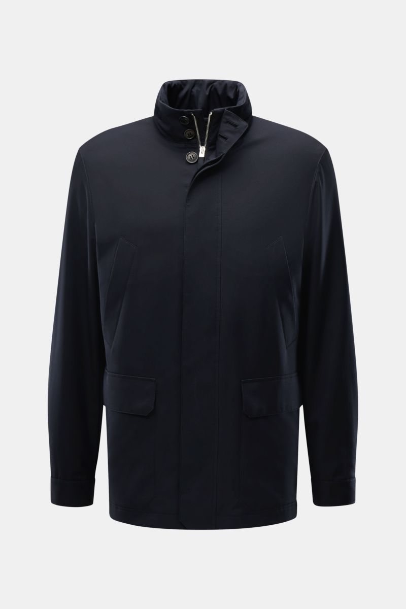 Zegna Jacke 'Motorino' navy, frontale Nahaufnahme, Slim Fit, zwei Brusttaschen, Stehkragen mit Leder, wind- und wasserabweisend.