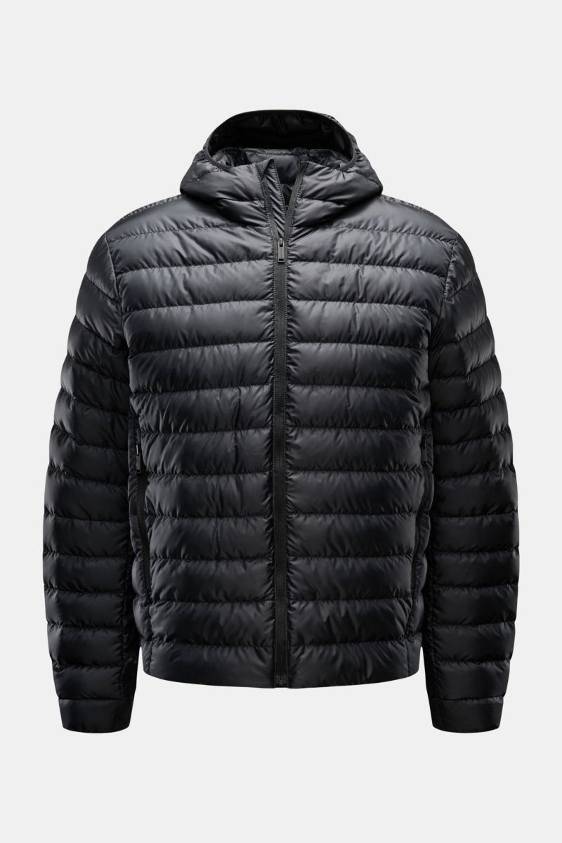 Schwarze Canada Goose Daunenjacke 'Stratus Hoody' in Frontansicht, leicht, windabweisend, mit Ripstop-Obermaterial und Kapuze.
