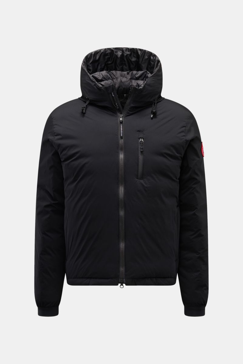 Front view of the Canada Goose Daunenjacke 'Lodge Hoody' schwarz, a black, slim fit down jacket with ripstop microfiber, lightweight down filling, packable design, padded hood with drawstring, high two-way zipper, zippered chest and side pockets, elastic 