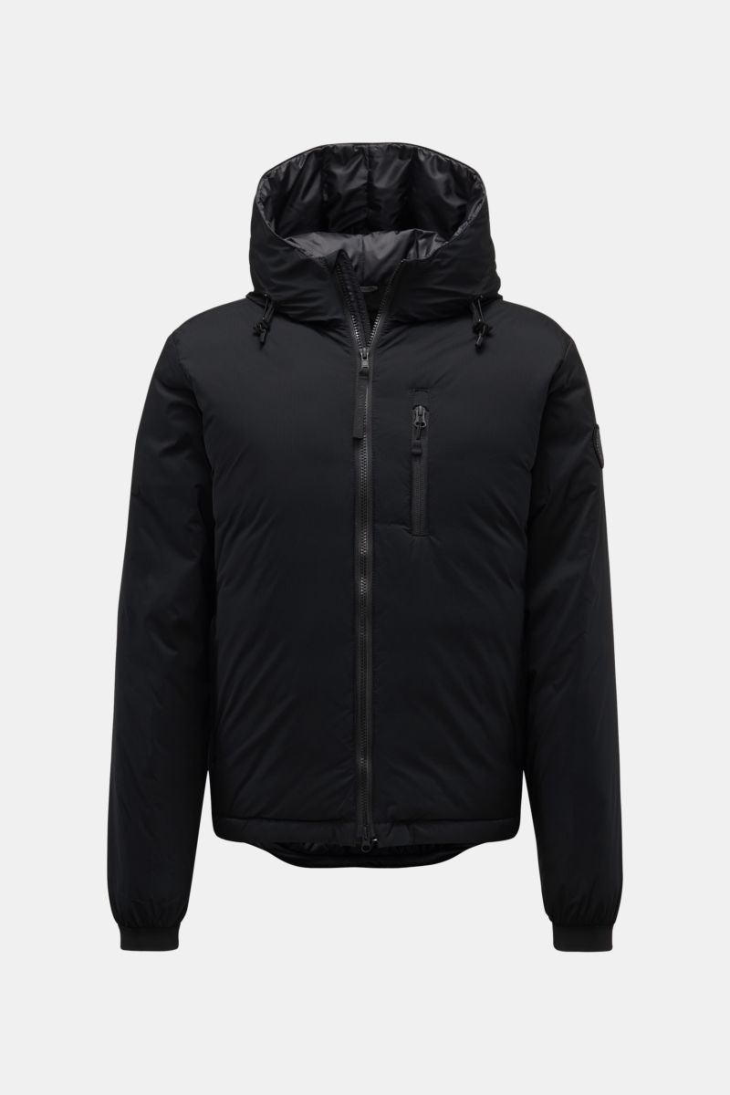 Front view of the Canada Goose Daunenjacke 'Lodge Hoody' schwarz, a slim fit black down jacket with a hood, zippered chest and side pockets. Maximaler Komfort in leichter Ausführung: Die in sich verstaubare Daunenjacke 'Lodge Hoody' von CANADA GOOSE wird 