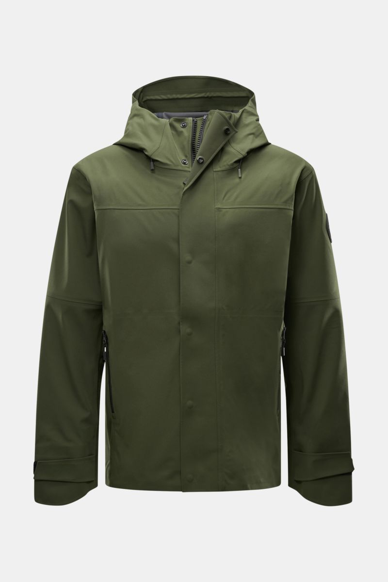 Vorderansicht der Canada Goose Jacke 'Rupert' dunkelgrün mit Kapuze, wasserdichtem Microfaser-Stoff, Zwei-Wege-Reißverschluss, Windblende, Fronttaschen und regulierbaren Ärmelbündchen.