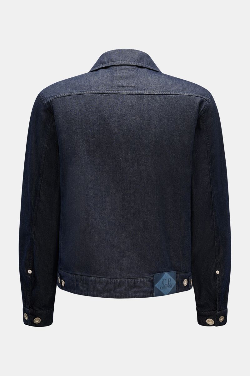 Back view of C.P. Company Jeansjacke navy, a slim fit, pure cotton denim jacket with unconstructed design, button cuffs, and leather patch.

Description: Lässiges Frühlings-Essential: Die Jeansjacke von C.P. COMPANY wird zum vielseitigen Layering-Piece