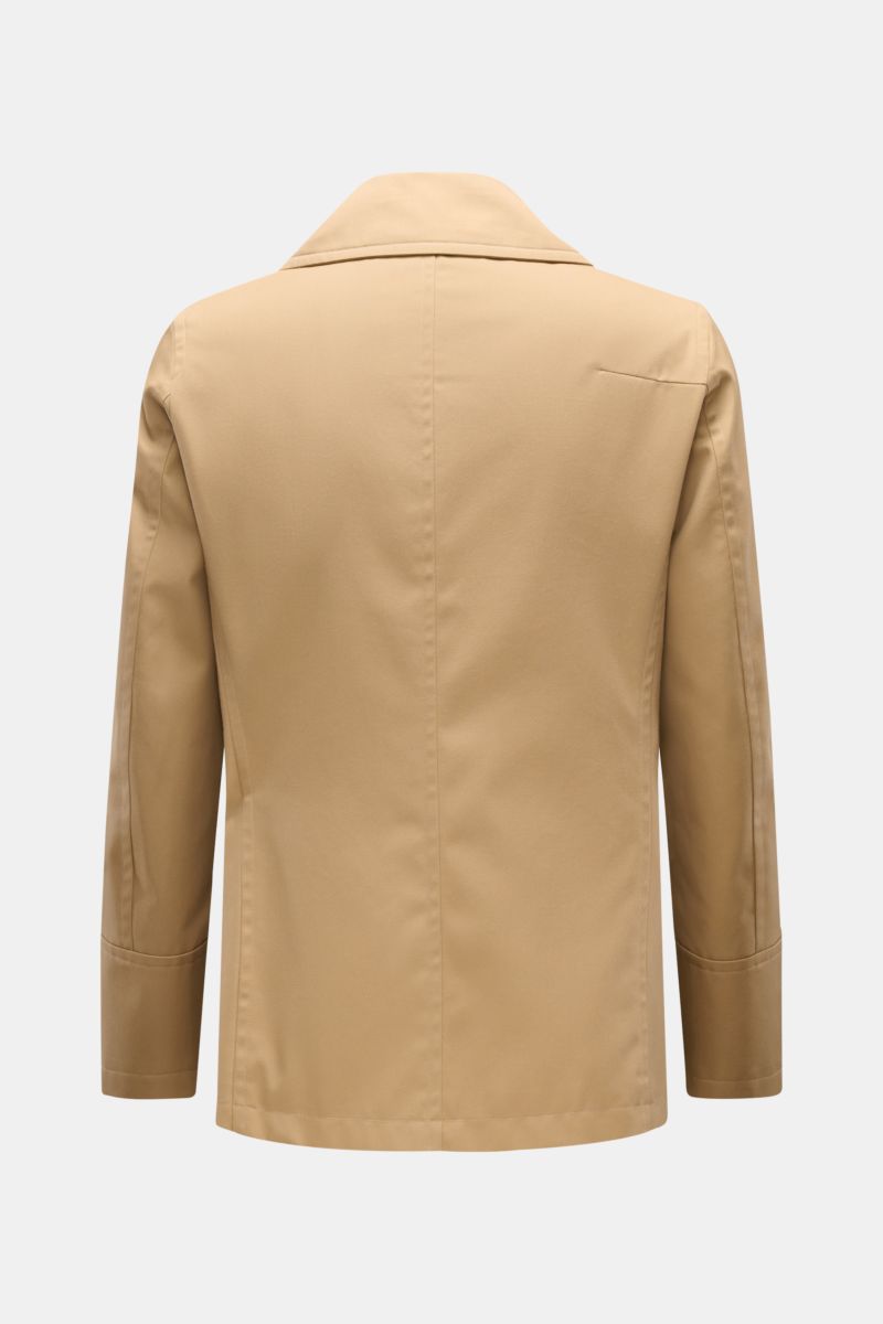Sealup Pea coat 'Amalfi' beige shown from the back, made of lightweight twill microfiber-cotton blend, slim fit with wide lapel collar. Get the look of a Hanseatic merchant with this elegant transitional jacket by SEALUP, featuring a double-breasted three
