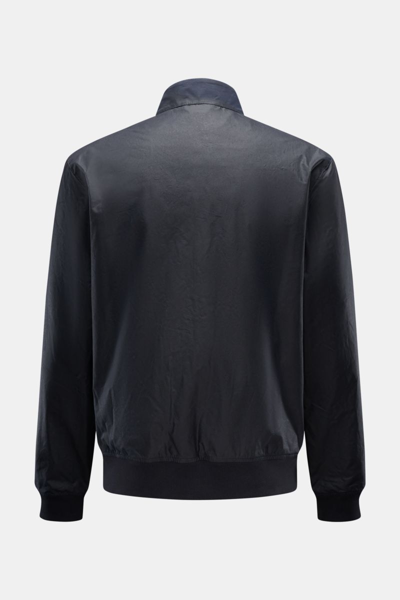 Back view of Barbour Waxed blouson 'Royston' dark navy in waxed cotton, showing slim fit with elasticated cuffs and hem.

Classic blouson by traditional label BARBOUR: With its short cut and signature corduroy trim on the collar, the model 'Royston' in