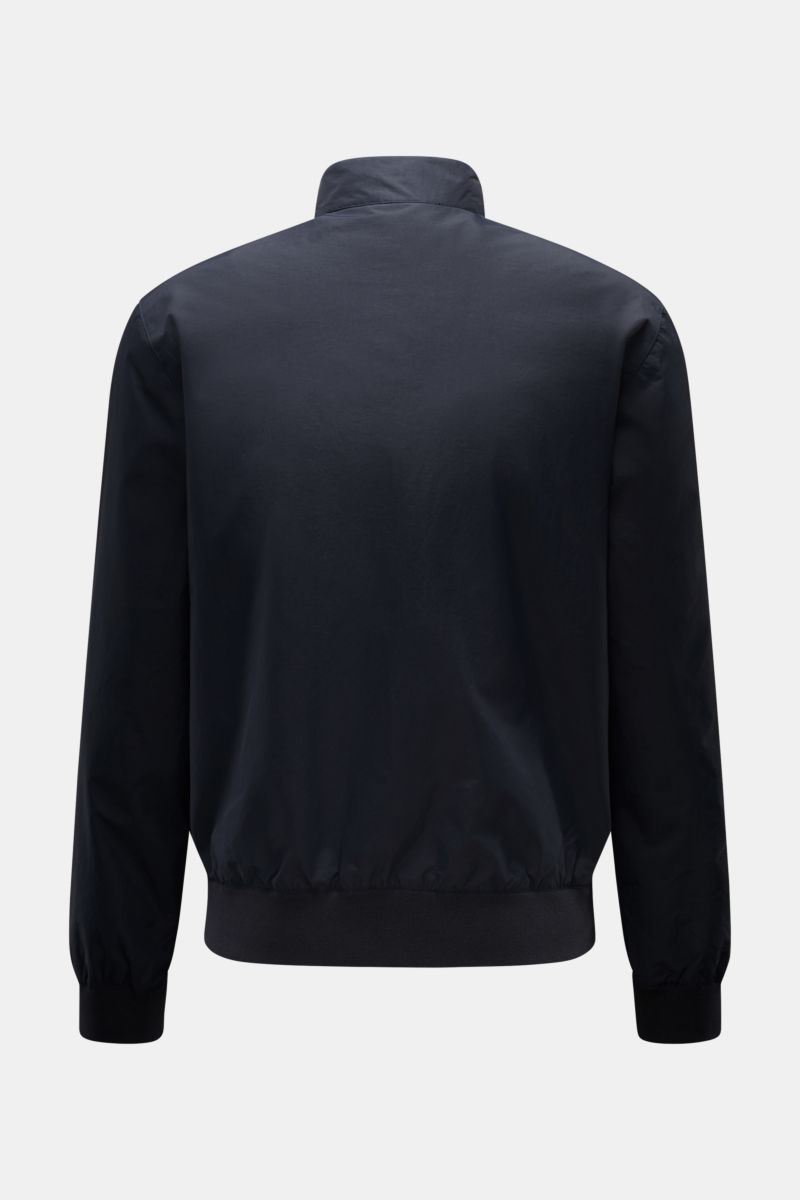 Back view of Barbour Blouson 'Royston' navy, a modern lightweight jacket with slim fit, elasticated bands, and standing collar with corduroy trim.

Description: Modern blouson by traditional label BARBOUR: With its short cut and signature corduroy trim