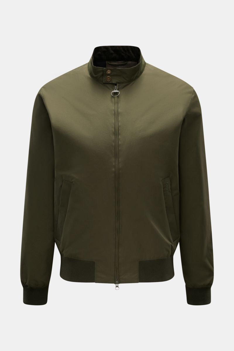 Front view of Barbour Blouson 'Royston' olive, a modern lightweight jacket with a short cut, corduroy-trimmed standing collar, two-way zip, slim fit, zippered hip pockets, elasticated bands, mesh lining, and one inside pocket. Modern blouson by traditiona