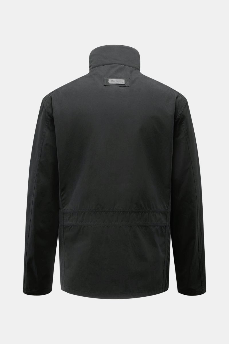 Back view of Barbour Field jacket 'Sanderling' navy in lightweight cotton-microfibre blend with standing collar, leather logo, and functional design.

Description:
Lightweight, functional and in classic style: The versatile field jacket 'Sanderling' by