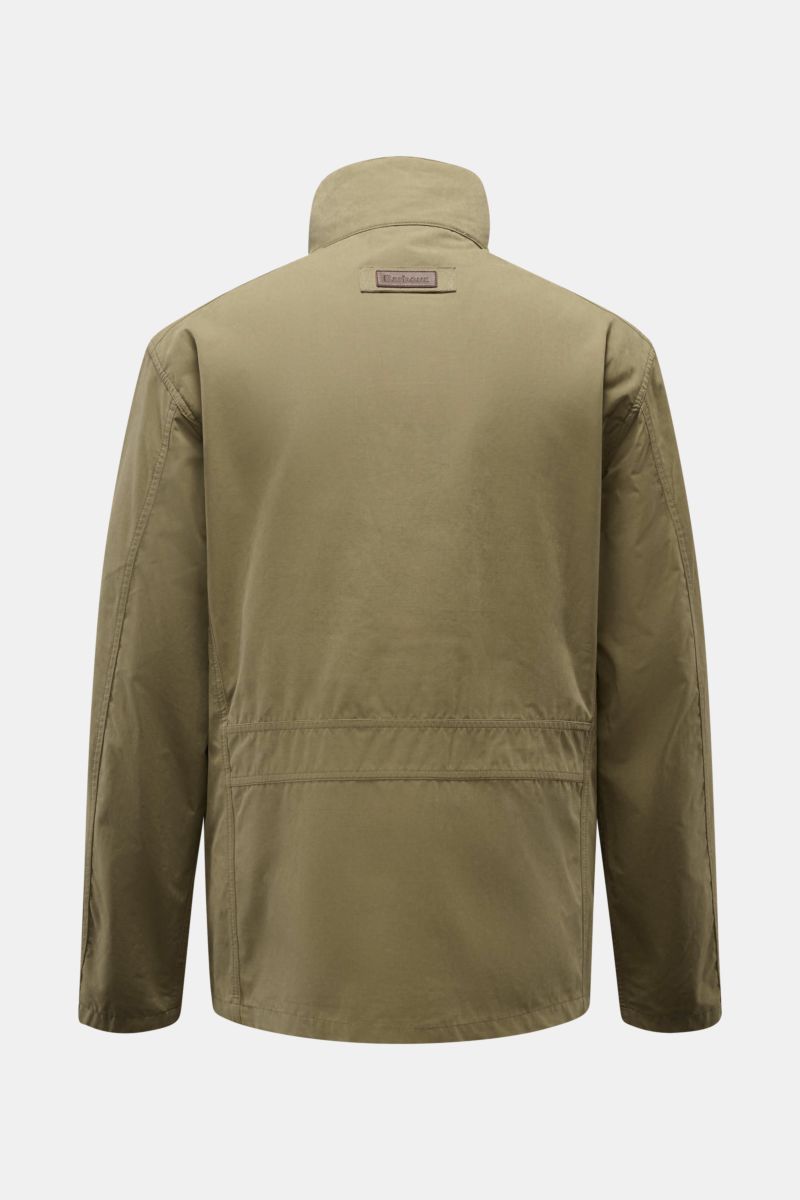Back view of Barbour Field jacket 'Sanderling' olive, lightweight cotton-microfibre blend with velvety feel, regular fit, standing collar with corduroy trim, and leather logo.  

Description: Lightweight, functional and in classic style: The versatile fie