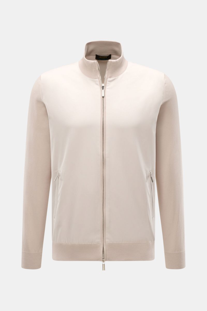 Moorer Jersey-Blouson 'Tolly' creme/beige, frontal fotografiert, Slim Fit, reine Baumwolle, Stehkragen, Zwei-Wege-Reißverschluss, Zipper-Taschen, elastische Bündchen.
