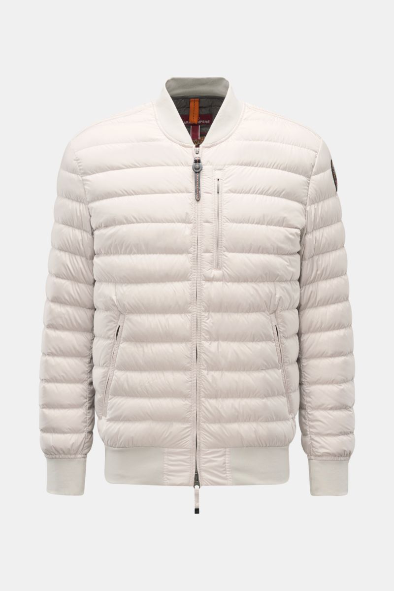 Parajumpers Daunenblouson 'Breving' sand, frontal fotografiert, wind- und wasserabweisend, mit Daunenfüllung, Rippstrickkragen, drei Fronttaschen, elastischen Bündchen.