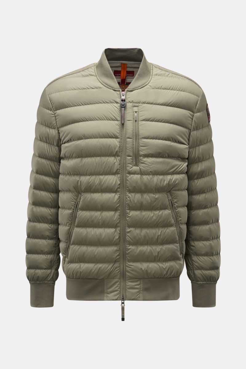 Parajumpers Daunenblouson 'Breving' salbei, frontal fotografiert, wind- und wasserabweisend, mit Rippstrickkragen, drei Fronttaschen.