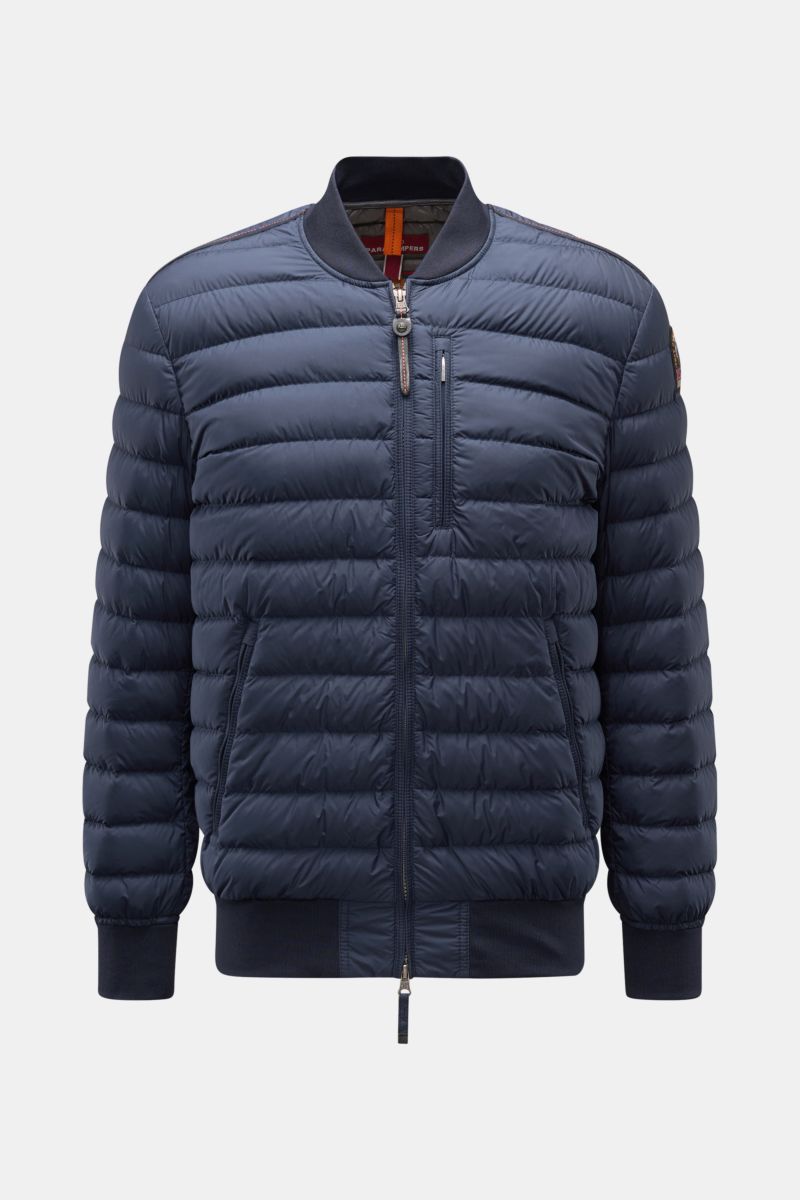 Parajumpers Daunenblouson 'Breving' navy, frontal fotografiert, wind- und wasserabweisend, mit Daunenfüllung, Rippkragen, drei Taschen, elastischen Bündchen.