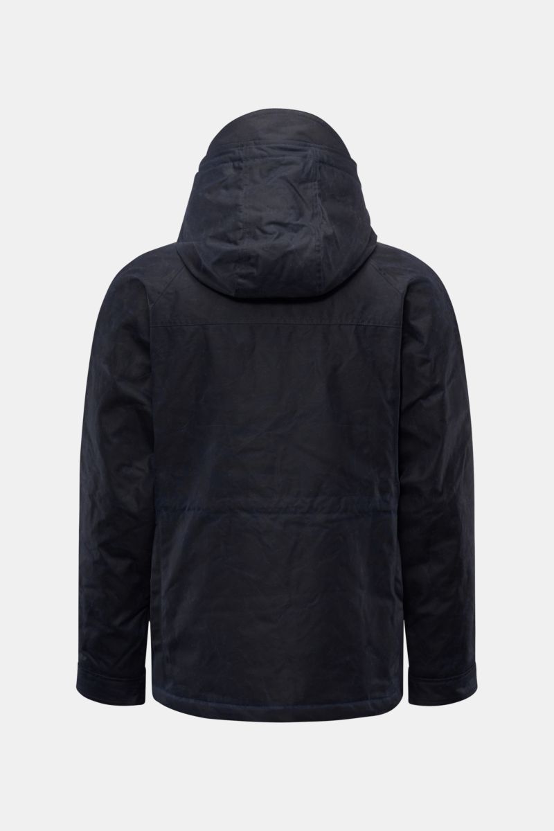 Rear view of Manifattura Ceccarelli Wachsjacke 'New Fisherman' navy, a slim fit, water-repellent waxed cotton jacket with wool lining and hood.

Description: Wachsjacke - but make it italian! Wie der Name beinhaltet, stellt MANIFATTURA CECCARELLI jedes