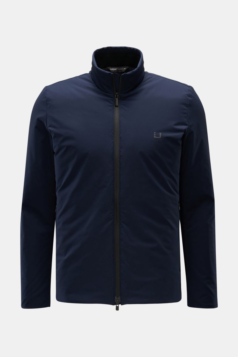 UBR Jacke 'Viper' navy von vorne, Slim Fit, wasserabweisend, elastisch, mit Zwei-Wege-Reißverschluss und reflektierendem Logo-Print.