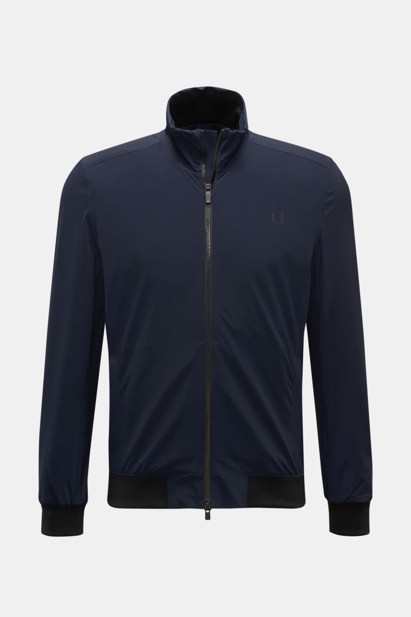 UBR Blouson 'Delta' navy, frontale Ansicht, leichte Microfaserjacke mit Stehkragen, Zwei-Wege-Reißverschluss, elastischen Bündchen und Slim Fit.