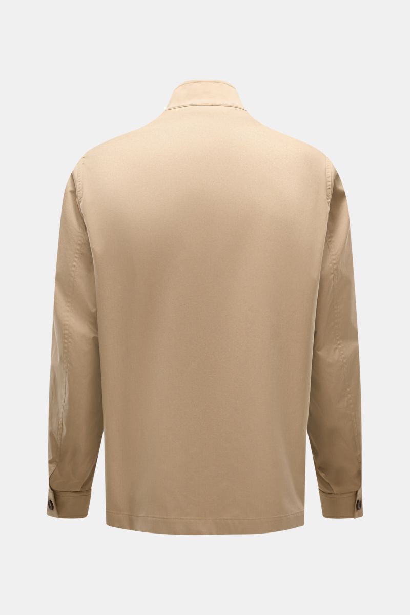 Doppiaa Overshirt 'Aasti' beige shown from the back, featuring a standing collar and buttoned cuffs. Versatile style for spring and summer: The subtle workwear charm of the lightweight cotton 'Aasti' overshirt from DOPPIAA enables you to create effortless