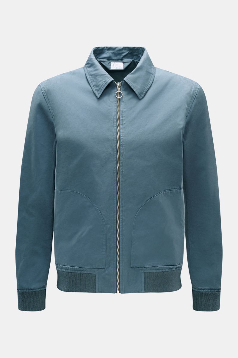 Frontansicht des 04651/ A trip in a bag Blouson 'Peached Cotton' rauchblau mit Umlegekragen, Reißverschluss, Front- und Innentaschen, Slim Fit und elastischen Bündchen.
