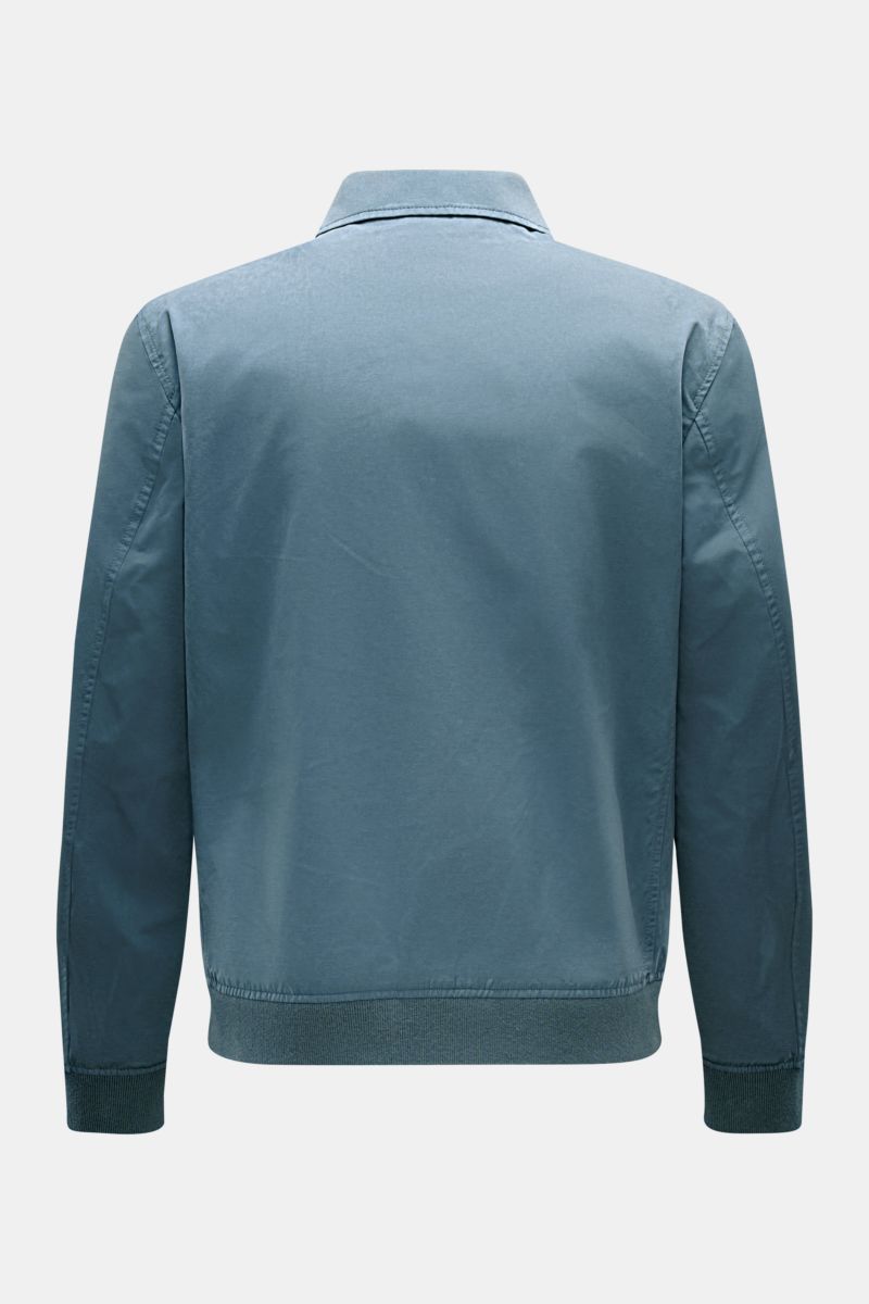Rückansicht des 04651/ A trip in a bag Blouson 'Peached Cotton' rauchblau mit Umlegekragen, Slim Fit, elastischem Saum und Ärmelbündchen.