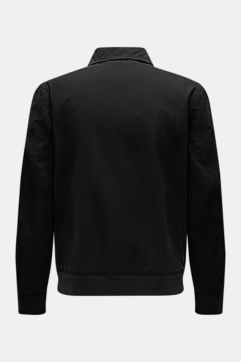 Schwarzer 04651/ A trip in a bag Blouson 'Peached Cotton' in Slim Fit, Rückansicht mit Umlegekragen, elastischem Saum- und Ärmelbündchen.