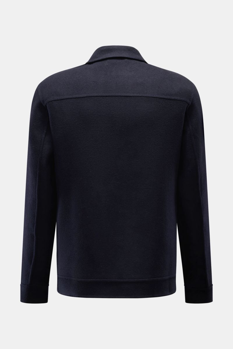 Rückansicht der 04651/ A trip in a bag Jacke 'Double Blouson' navy aus wärmendem Woll-Microfaser-Mix mit Umlegekragen, Slim Fit, Rippbündchen, fünf Knöpfen, Front- und Innentasche.