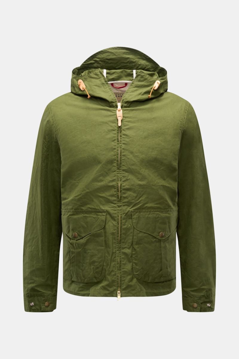 Manifattura Ceccarelli Wachsjacke 'Hooded Blazer' grün, frontale Aufnahme, gewachste, wasserabweisende Baumwolle, Kapuze, Slim Fit, Taschen mit Patte, Knöpfe an Ärmeln.