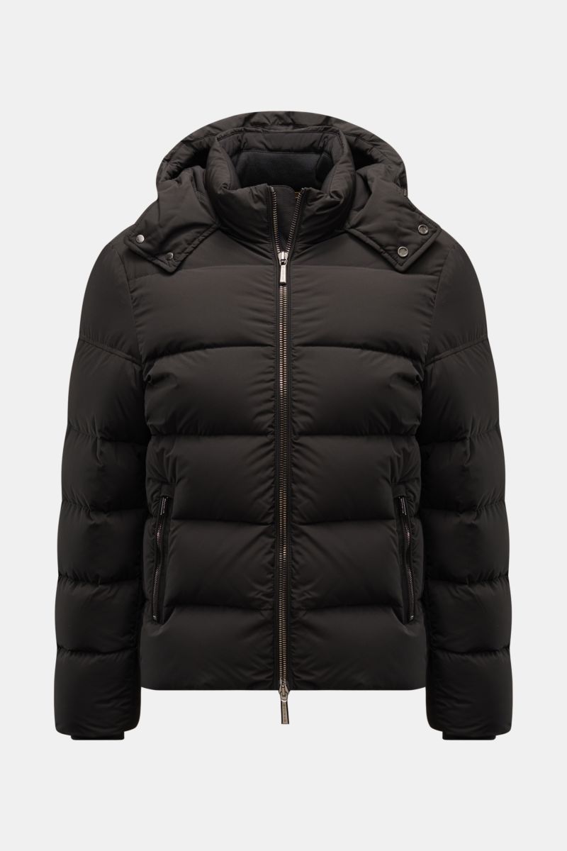Frontale Nahaufnahme der Moorer Daunenjacke 'Brett' schwarz mit kurzem Schnitt, abnehmbarer Kapuze, wasserabweisender Microfaser, Slim Fit und wärmender Daunenfüllung.