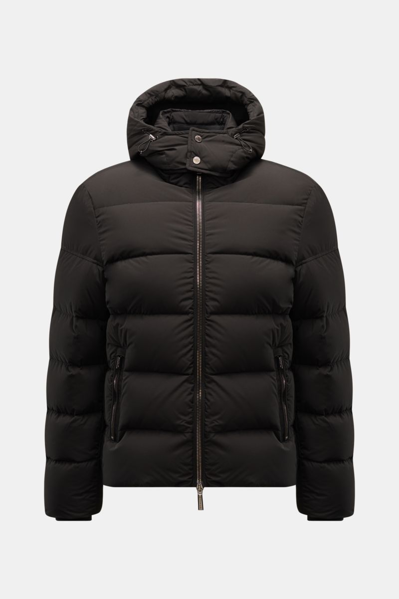 Moorer Daunenjacke 'Brett' schwarz, frontal fotografiert, mit kurzem Schnitt, abnehmbarer Kapuze, wasserabweisend, wärmender Daunenfüllung, Slim Fit, Zwei-Wege-Reißverschluss, hochschließendem Kragen und schrägen Zipper-Hüfttaschen.