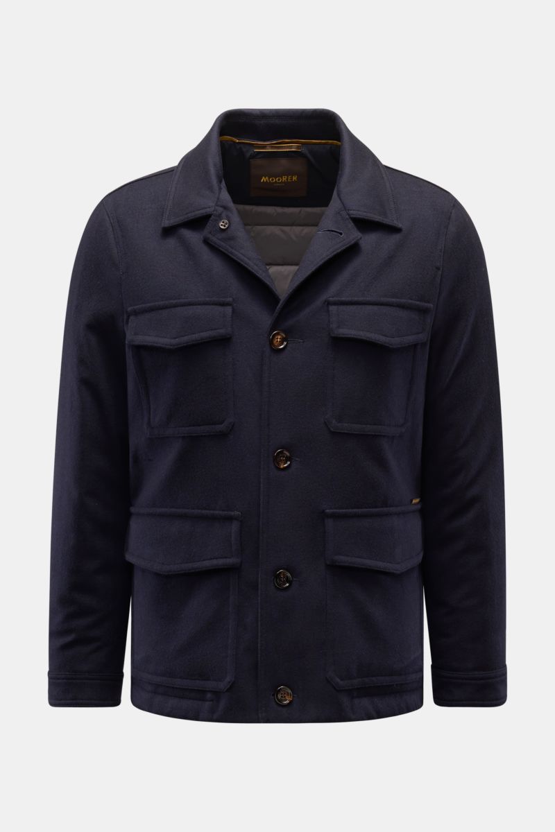 Moorer Daunenjacke 'Monti' navy, frontal fotografiert, mit Umlegekragen, vier Taschen, fünf Knöpfen, wasserabweisend, Woll-Cashmere-Mix, Daunenfüllung bis –10 °C.