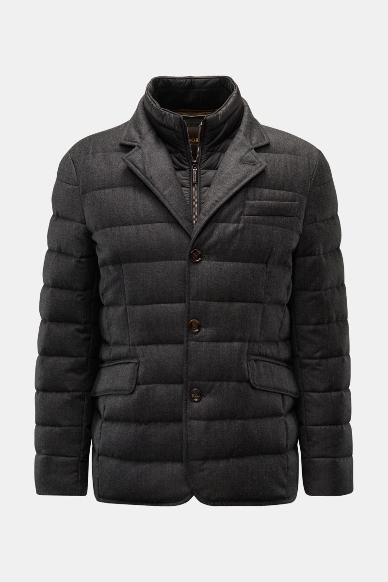 Moorer Daunenjacke 'Nomos' dunkelgrau meliert, frontale Nahaufnahme, gesteppter Blazer mit Reverskragen, Slim Fit, Daunenfüllung, Double-Front, drei Knöpfe, Brust- und Hüfttaschen, weiche Wolle, geschmeidiges Futter.