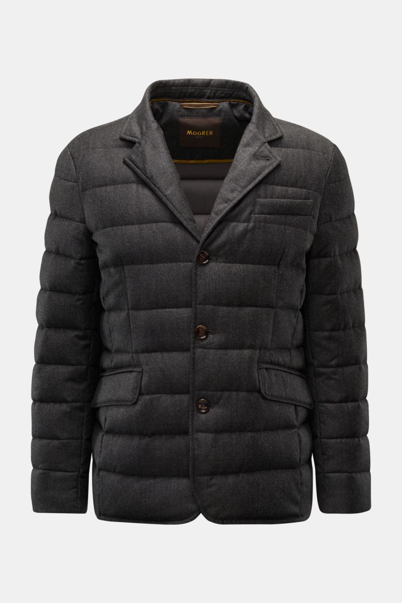 Moorer Daunenjacke 'Nomos' dunkelgrau meliert, frontale Ansicht, Slim Fit, reine Wolle, Gänsedaunenfüllung, herausnehmbare Double-Front, Drei-Knopf-Leiste, Reverskragen, Brust- und Hüfttaschen.