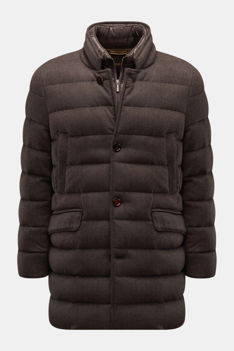 Moorer Daunenjacke 'Costanzo' dunkelbraun, frontal fotografiert, gesteppter Wolle-Cashmere-Mix mit wärmender Daunenfüllung, Slim Fit, Reißverschluss, Knöpfe, Front- und Hüfttaschen.