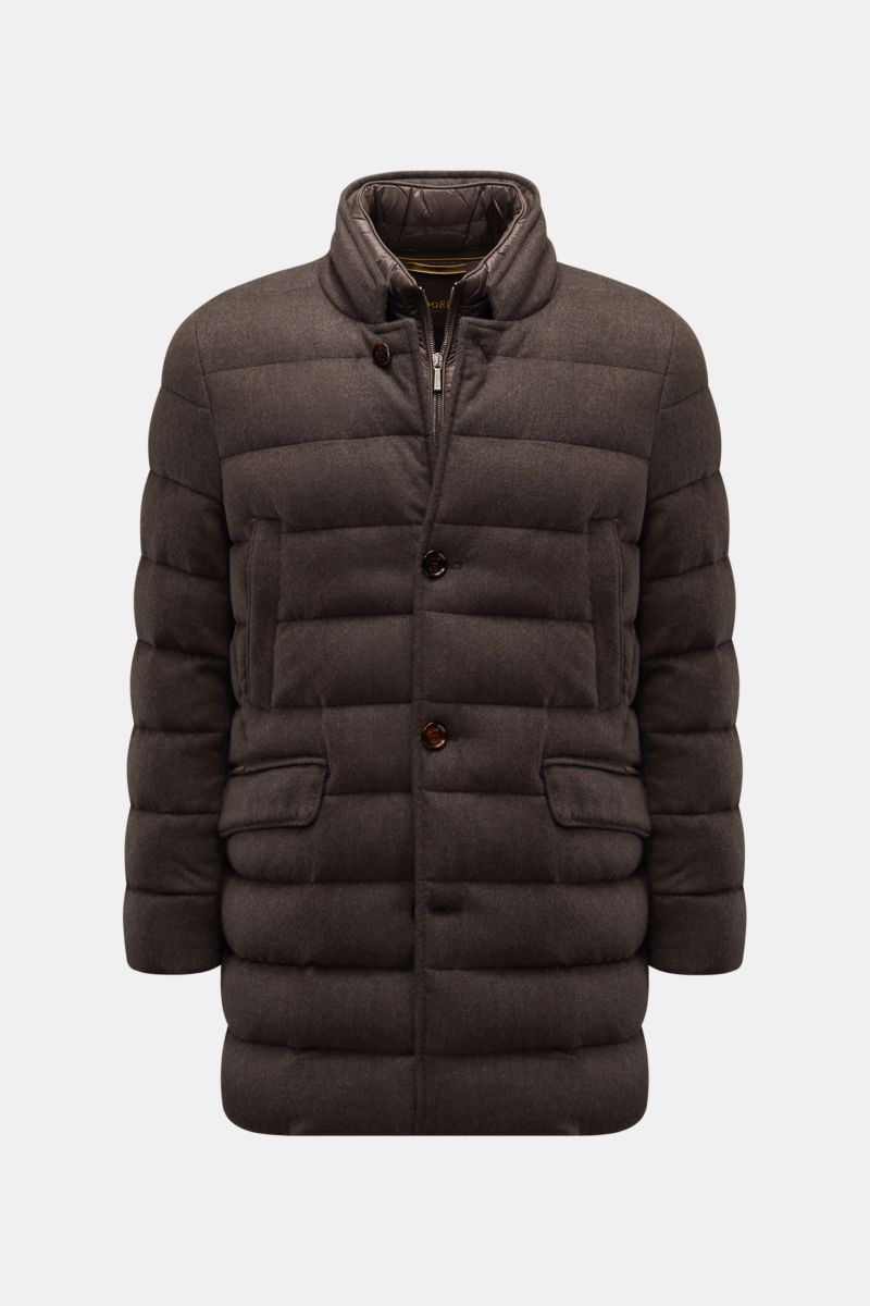 Front view of Moorer Daunenjacke 'Costanzo' dunkelbraun, a slim-fit, dark brown quilted down jacket in wool-cashmere mix with warm down filling, high collar, two front flap pockets, zippered angled chest pockets, removable double-front, two-way zipper, wi