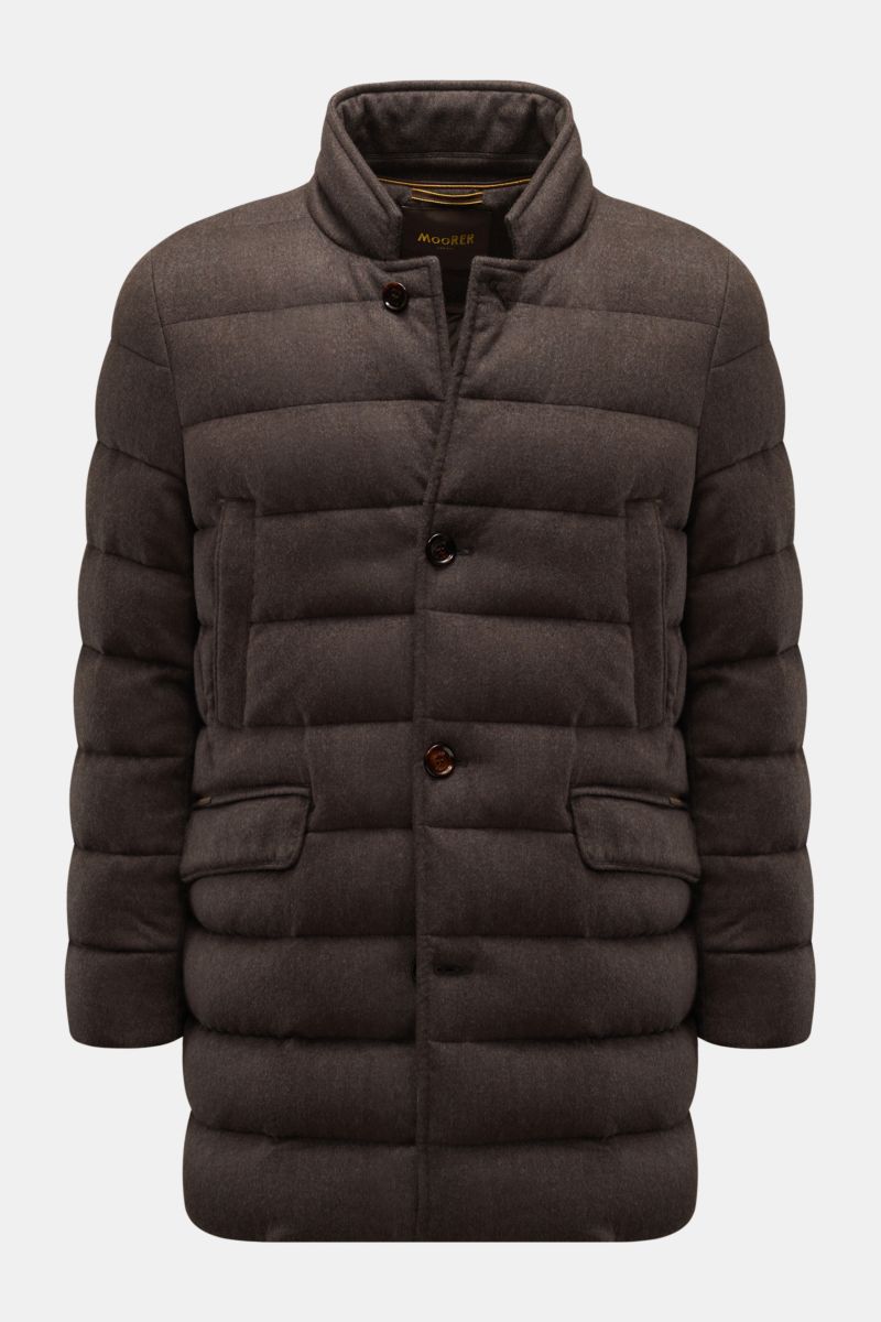 Moorer Daunenjacke 'Costanzo' dunkelbraun, frontal fotografiert, gesteppter Wolle-Cashmere-Mix, Slim Fit, Daunenfüllung, Front- und Hüfttaschen, hochschließender Kragen.