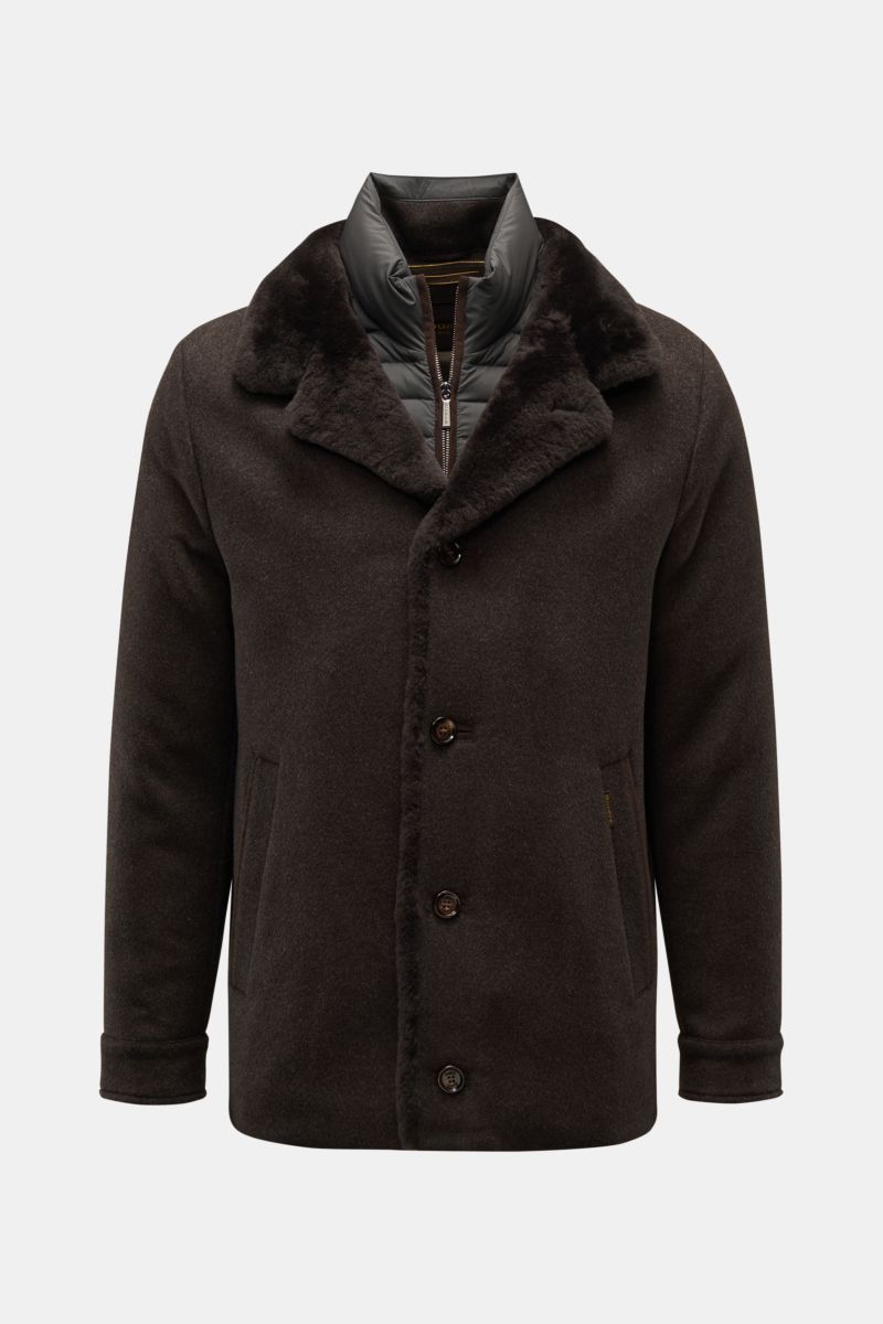 Moorer Daunenjacke 'Teodor' graubraun in Frontansicht mit Woll-Cashmere-Mix, Schaffellkragen, Slim Fit, Daunenfüllung bis –20 °C.