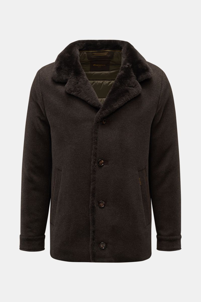 Moorer Daunenjacke 'Teodor' graubraun, Frontansicht, Slim Fit, Wolle-Cashmere-Mix, variabler Kragen mit Schaffell, fünf Knöpfe, Taschen, Daunenfüllung.