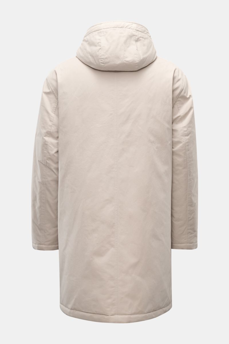 Rear view of the 04651/ A trip in a bag Parka 'MC26' sand, made of lightly waxed cotton with a soft touch, regular fit, high collar, practical hood, two-way zipper, wind flap with snap buttons, large flap pockets, wool-mix lining, and an inner pocket, ins