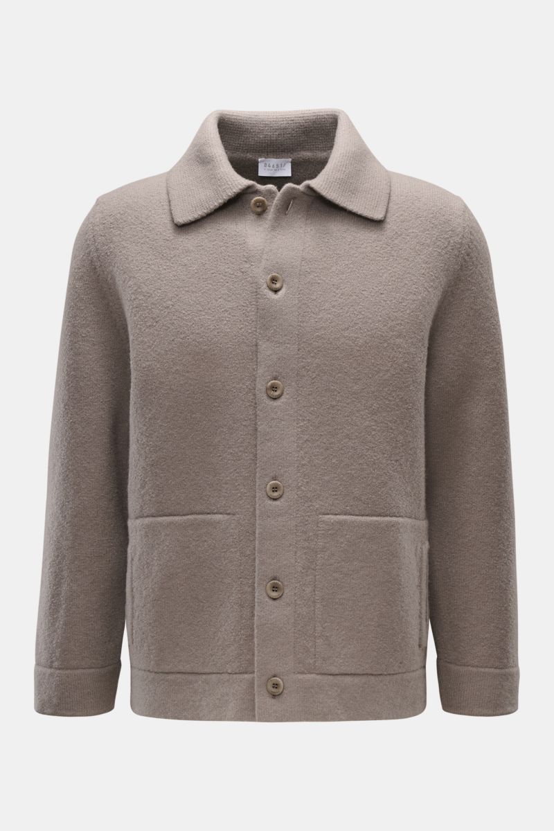 Frontansicht des 04651/ A trip in a bag Cardigan 'Boiled Blouson' taupe aus reiner Wolle mit Umlegekragen, sechs Knöpfen, Fronttaschen und Rippbündchen.