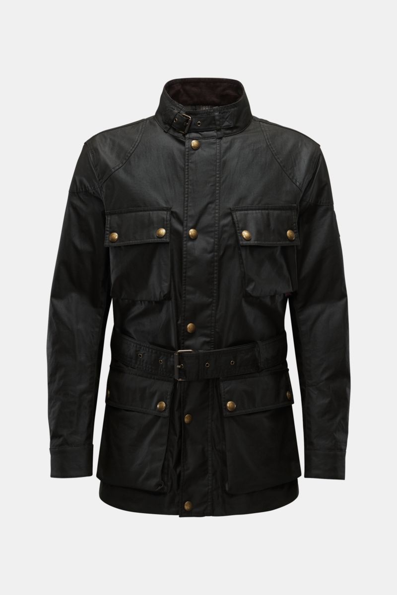 Front view of Belstaff Wachsjacke 'Trialmaster' schwarz, a durable, functional, slim fit jacket made of waxed, water-repellent cotton with a waist belt, chest and front pockets, cord-trimmed stand collar, reinforced shoulders, and brass snap buttons.