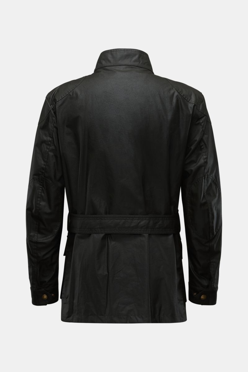 Back view of Belstaff Wachsjacke 'Trialmaster' schwarz, made of durable, water-repellent waxed cotton with slim fit, belt, reinforced shoulders, and pockets. Strapazierfähig, funktional und zeitlos – die legendäre Jacke 'Trialmaster' mit charakteristische