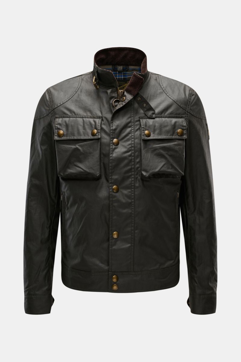 Belstaff Wachsjacke 'Racemaster' dark olive, Frontansicht, gewachste Baumwolle, Slim Fit, Brusttaschen, Stehkragen mit Cord, Metallreißverschluss.